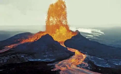 What are some facts about volcanoes in Hawaii?