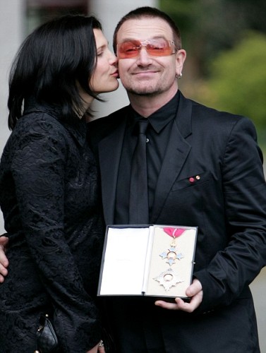 Bono kiss