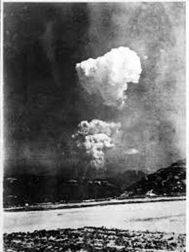 Bombing Hiroshima Image
