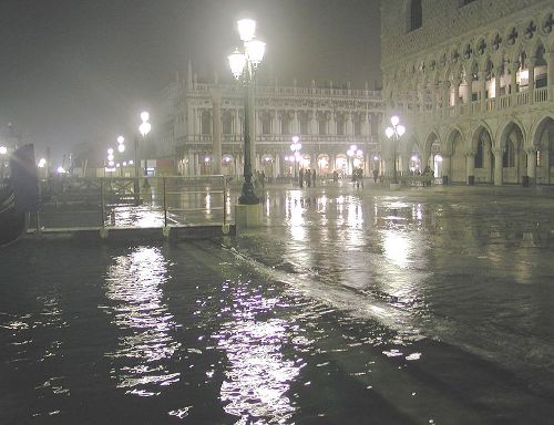 Venezia acqua alta notte
